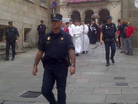Santiago de Compostela, egyházi méltóságok, rendőr sorfal biztosításával