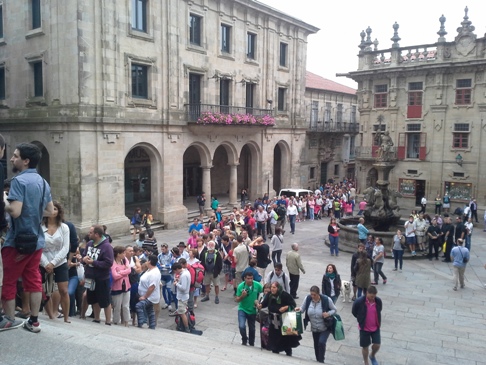 Santiago de Compostela, sorban állás a katedrálisnál