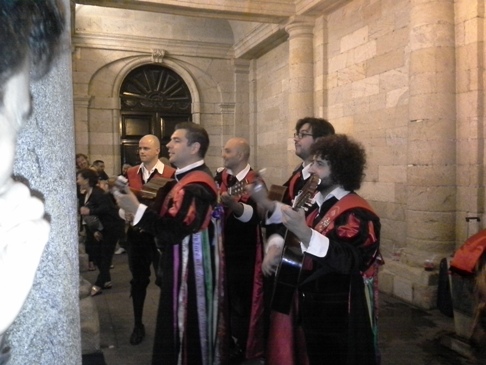 Santiago de Compostela, esti fiesta korhű jelmezes zenészekkel