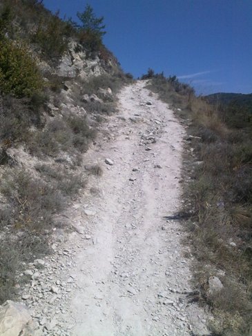 El Camino zarandokut meredek ut fel a hegyre.jpg