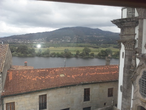 Kilátás a háztetőkre. Háttérben Portugália és a Rio Minho