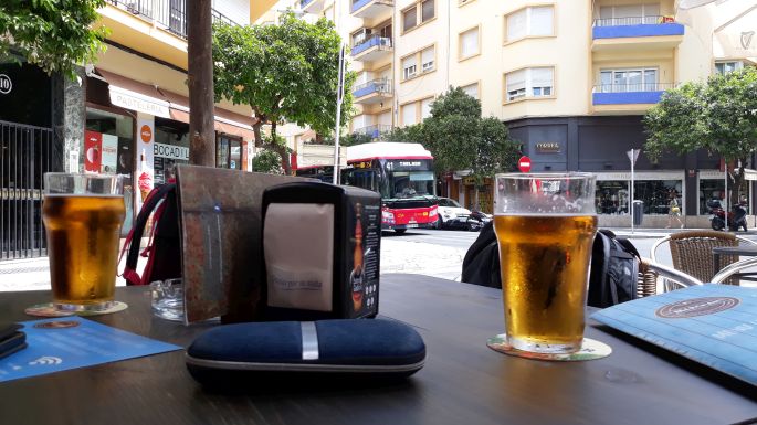 Andalúz körutazás, Sevilla, sörözés és ebéd egy bár teraszán
