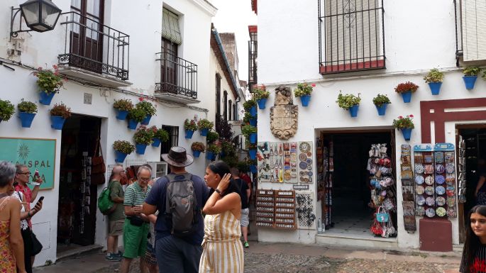 Andalúz körutazás, Córdoba, a zsidó negyed virágos udvarai és utcái