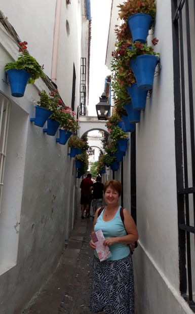 Andalúz körutazás, Córdoba, virágos utca és egy Andrea 