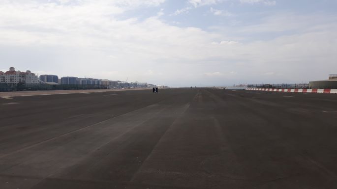 Andalúz körút, határátkelő La Línea de la Concepción és Gibraltár között, a Gibraltári repülőtér kifutópályája