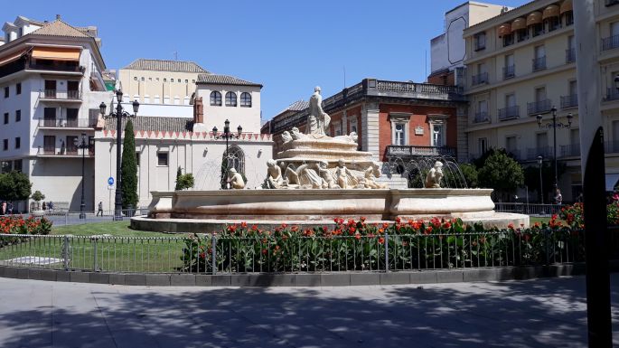 Andalúz körutazás, Sevilla, utcarészlet egy újabb szökőkúttal