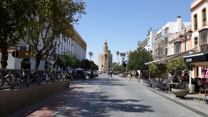 Andalúz körutazás, Sevilla, utcarészlet, háttérben az Aranytorony, vagyis a Torre del Oro