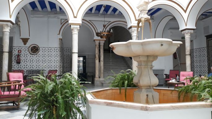 Andalúz körutazás, Sevilla, a Hotel Simón patiója, ahol a credenciált kiváltottuk az Ezüst úthoz