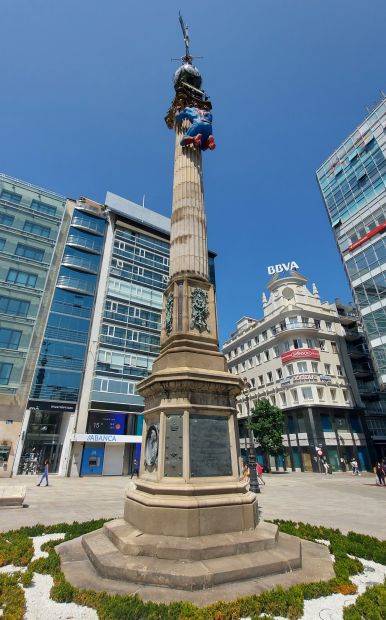 Camino Inglés - A Coruña, Pókember mászik fel az obeliszken