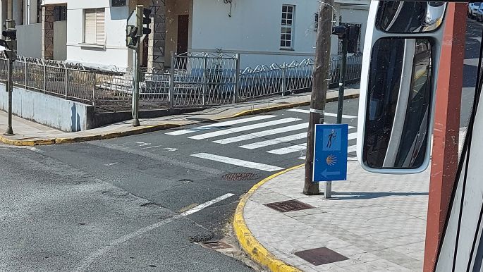 Camino Inglés - úton Ferrol felé a buszról fotózva, az első caminós jelzés