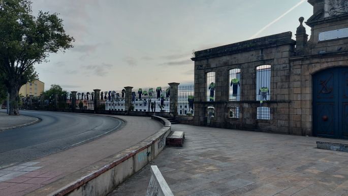 Camino Inglés, Ferrol, a hajógyári kerítés és a felaggatott munkaruhák