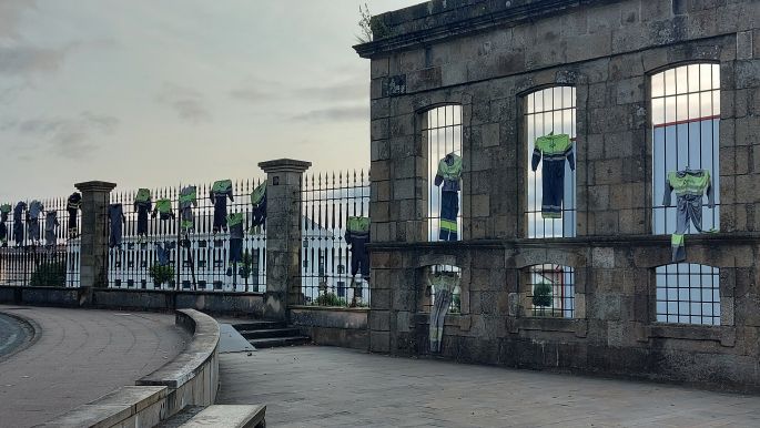 Camino Inglés, Ferrol, a hajógyári kerítés és a felaggatott munkaruhák