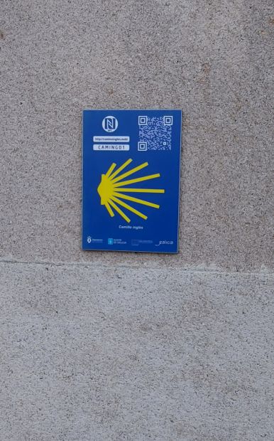 Camino Inglés, Ferrol, caminós jelzés - kék alapon sárga kagyló