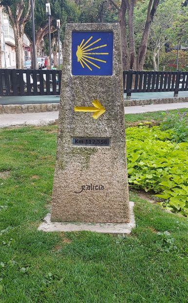 Camino Inglés, Ferrol, caminós útjelző kő - kék alapon sárga kagyló és nyíl