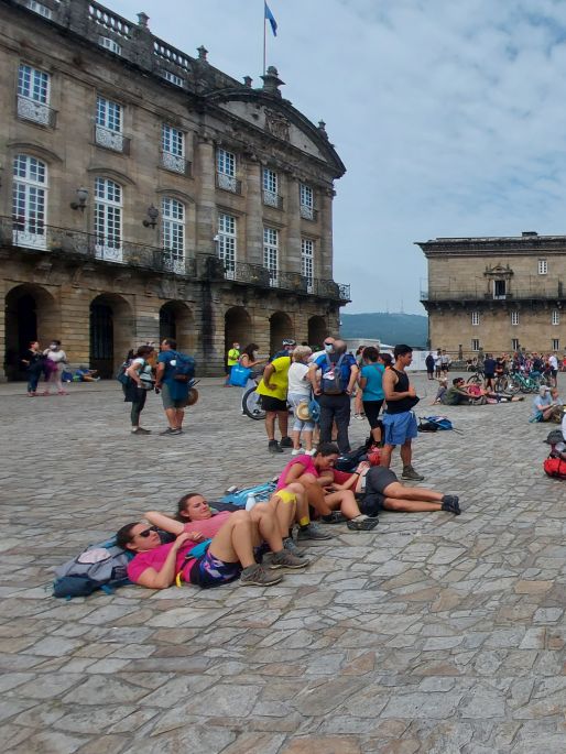 Camino Inglés, Angol út, Santiago de Compostela, a katedrális előtt zarándokok pihennek