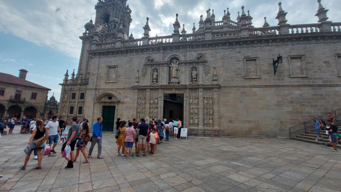 Camino Inglés, Angol út, Santiago de Compostela, nyitva a szent kapu a katedrálisban