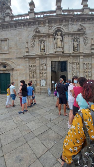 Camino Inglés, Angol út, Santiago de Compostela, nyitva a szent kapu a katedrálisban
