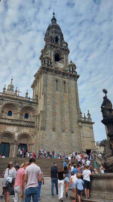 Camino Inglés, Angol út, Santiago de Compostela, a déli kapun keresztül engedték be a híveket a katedrálisba