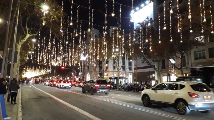 Barcelona, karácsonyi díszkivilágítás az utakon