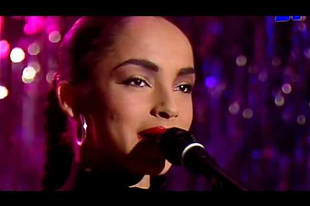 1959-ben született SADE ADU nigériai-brit énekes