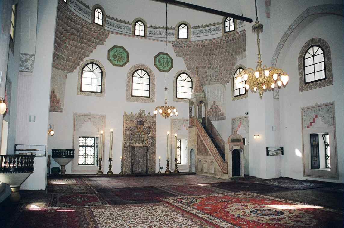 Gázi Huszrev bég adományozta Bosznia legnagyobb történelmi mecsetét, ami a hozzá tartozó épületegyüttessel együtt az ottomán birodalom legfigyelemreméltóbb hagyatéka. Az ottomán mecsetépítészet hagyományai szerint nők és férfiak egy térben imádkoznak, őket csak alacsony fakorlát választja el. Így a nők is kényelmesen rálátnak a teljes szakrális térre, az imafülkére és a szószékre. 