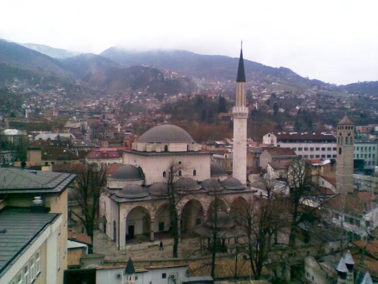 Mivel a mecset Szarajevó óvárosának középpontjában helyezkedik el, fontos célpontja az egyre nagyobb számban érkező turistáknak is. Ma pedig a boszniai iszlám közösség első számú vallási központja.