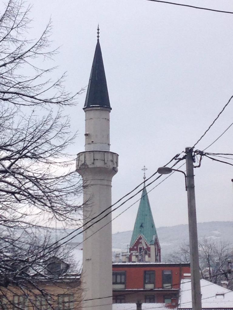 A Hét Testvér Mecset és a Szent Antal Templom