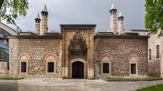 A mecsethez tartozó iskola (medresze) megszakítás nélkül működik 1537 óta, bár ma az oktatás az eredeti épület mellett egy modern szárnyban folyik. Az előbbit pedig múzeummá alakították át, ahol mindent megtudhattok Gázi Huszrev bégről, életútjáról és munkásságáról.