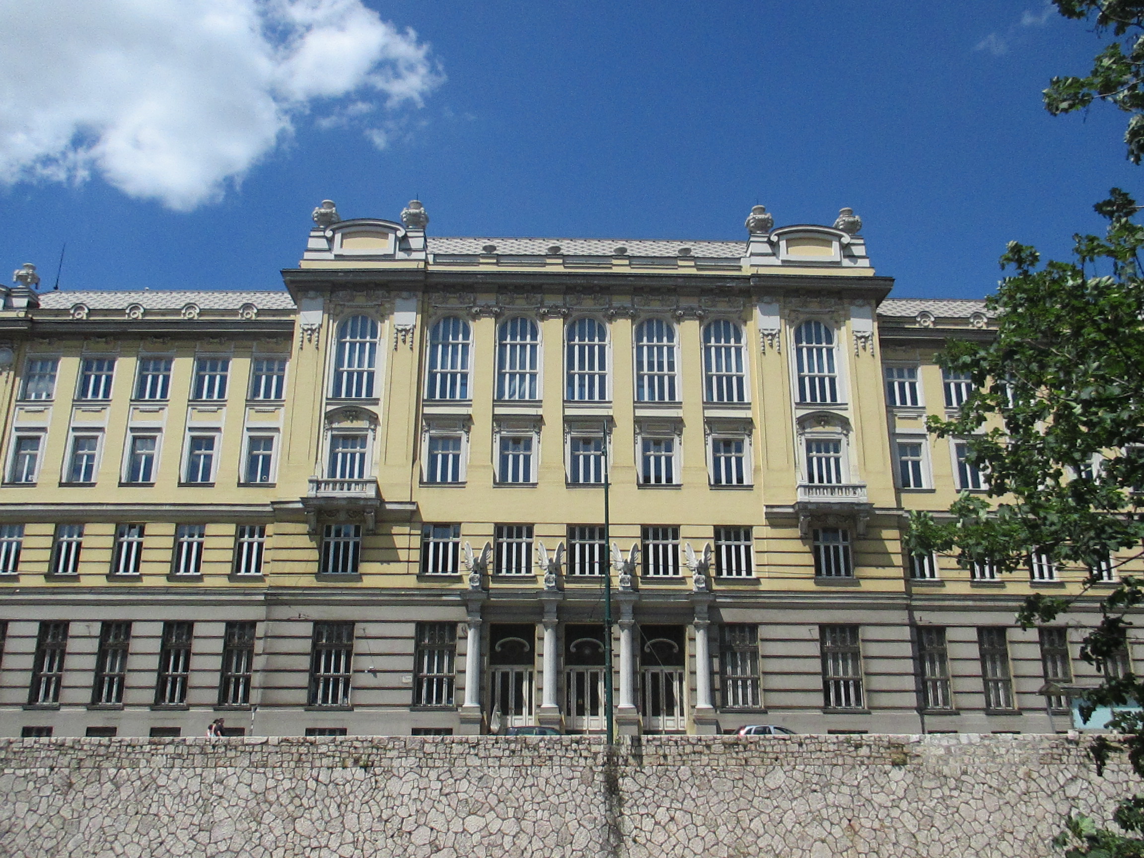 A Központi Postahivatalt Vancaš neoklasszicista stílusban építette 1907-1913 között. Az ostrom alatt porig égett csakúgy, mint a központi könyvtár és a Hotel Central.