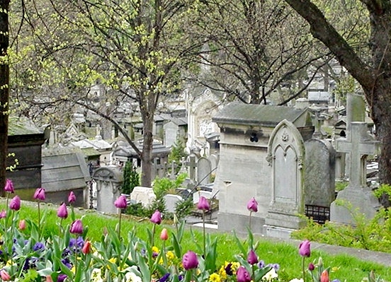 Pere_Lachaise_looking_down_the_hill_1.jpg