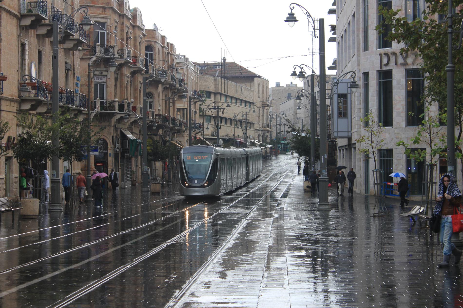 Jerusalem_Light_Rail_in_Zion_Square_on_A_Rainy_morning_-_November_2011.jpg