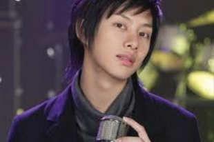 28 éves HEECHUL koreai énekes