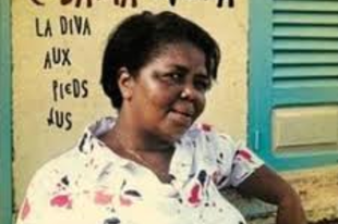 70 éves CESARIA EVORA zöld-foki szigeteki énekesnő