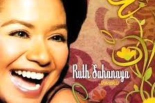45 éves RUTH SAHANAYA indonéz énekesnő