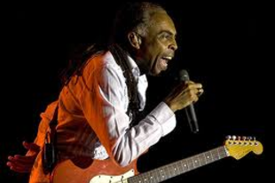 69 éves GILBERTO GIL brazil énekes, gitáros, dalszerző