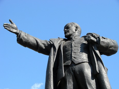 Lenin_Statue_outside_Finland_Station_-_St._Petersburg_-_Russia.JPG