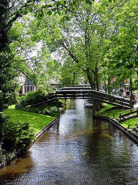 450px-Bridge_in_Giethoorn.jpg