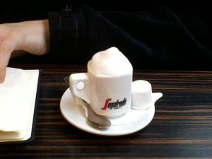 Espresso macchiato mamut café terrasse.jpg