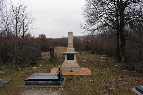 A bileki halálmars emlékműve és mögötte az első világháborús parcella 2024 februárjában a környezet kitisztítását és az emlékmű felújítását követően