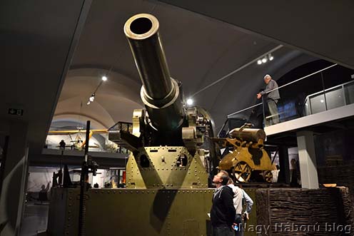 A kiállítás leg(faj)súlyosabb tárgya a 38-as ágyú (81 tonnát nyom): 750 kilós lövedékeit 15 km távolságra repítette. A galéria megnyitásához kattintson a képre!