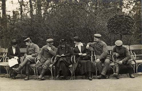 Budapesten átutazó német katonák hölgyekkel ismerkednek az Állatkertben, 1915