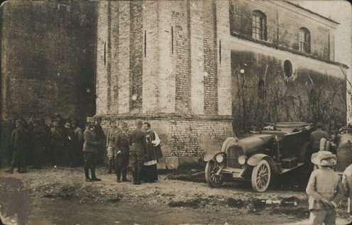 Cziráki Gyula a 48/I. zászlóaljában szolgáló felsőrajki fiatalember fotólapja az olasz frontról. A kép Mikes János szombathelyi püspök látogatása során az olasz fronton Fossalta Maggiore San Marco temploma mellett 1918. szeptember 29-én készült