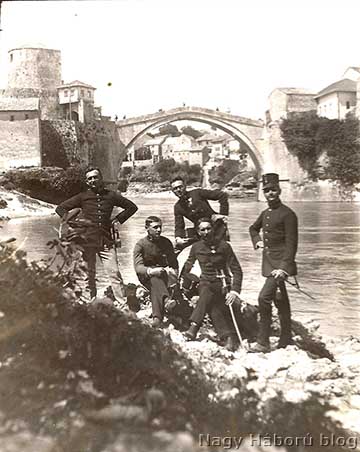 Osztrák–magyar katonatisztek csoportképe Mostarban a Neretva partján az Öreghídnál