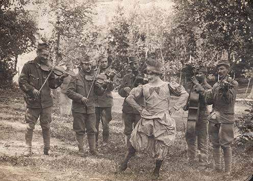 Muzsikáló banda és színészkedő katona – fotó a kötetből