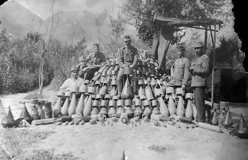 Bombaverem mellett felhalmozott repülőbombák a gardolói repülőtéren, 1916. augusztus 8-án, középen Takáts Pál