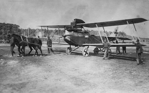Phőnix-Brandenburg CJ típusú felderítő repülőgép vontatása 