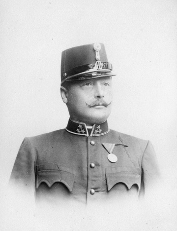 Honvéd századosként, zubbonyban, 1899–1900.