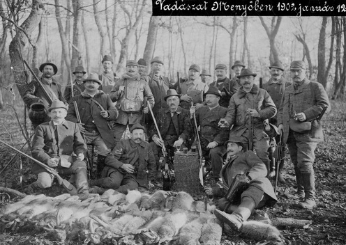 Civilben egy vadászaton Menyőben (ma Szilágy megyében található Romániában), 1908. január 12-én. Schamschula őrnagy a középen ülő két alak közül a jobb oldali