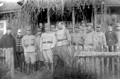 „A megerősített 82. honvéd gyalogdandár parancsnokságának személyzete a curyloi vadászlak előtt, 1914. december 24-én.”  Jobbról-balra: két ismeretlen tiszt, Shvoy Kálmán vezérkari százados, dandár vezérkari tiszt, Schamschula Rezső vezérőrnagy, dandárparancsnok, Hautzinger (Jány) Gusztáv vezérkari százados, dandár vezérkari tiszt, Czapp Gusztáv alezredes, a tüzérdandár parancsnoka és dr. Fenyő Ármin törzsorvos a dandár egészségügyi főnöke látható.