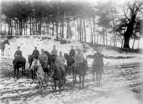 „A 82. megerősített honvéd gyalogdandár törzse”. 1915 január eleje. Az első sorban balról-jobbra: Shvoy Kálmán, Schamschula Rezső, Hautzinger (Jány) Gusztáv, Szájbély Iván főhadnagy, irodaigazgató.
